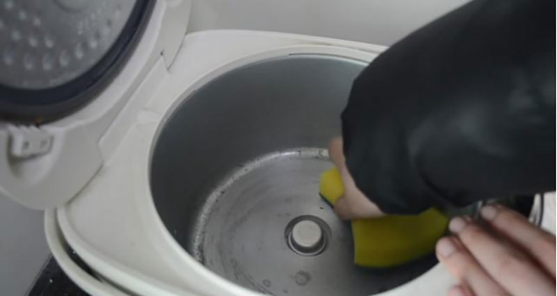 Có thể bạn chưa biết, vệ sinh ở vị trí này của nồi cơm điện sẽ tiết kiệm cả triệu tiền điện mỗi năm